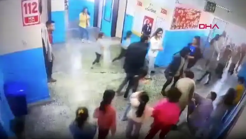 Bayılan Öğrenciyi Kurtaran Müdür Yardımcısının Kahramanlık Hikayesi