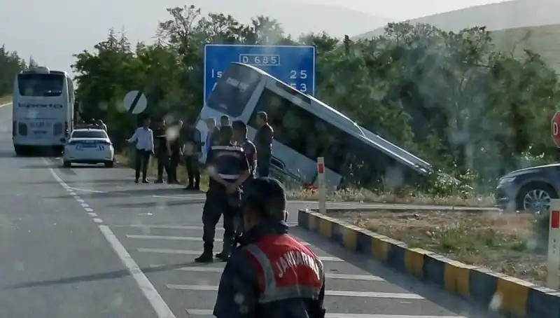Isparta'da Tur Otobüsü ile Yolcu Otobüsü Çarpıştı: Yaralılar Var