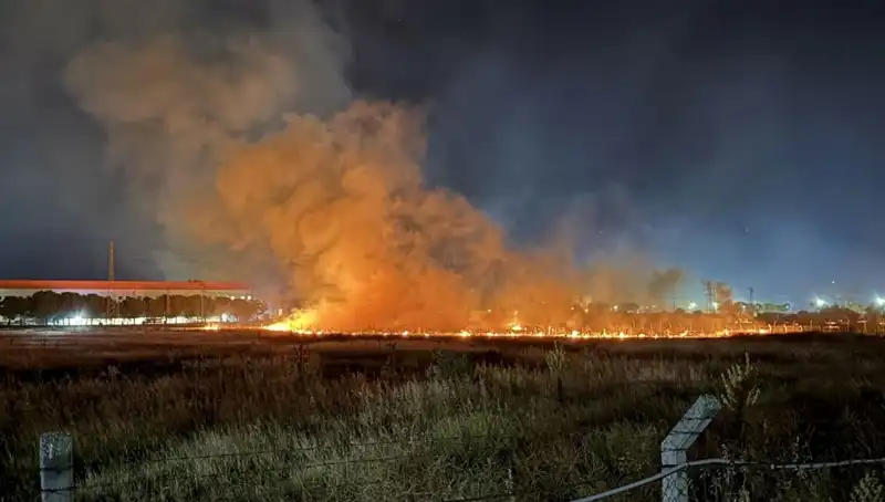 İzmir'de Gece Yarısı Alevler İçinde Kalan Eşyalardan Kurtarma Çabaları Devam Ediyor