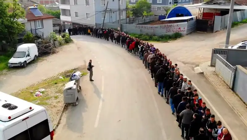 Bursa'nın Mahallesinde Bayramlaşma Kuyruğu Rekor Kırıyor
