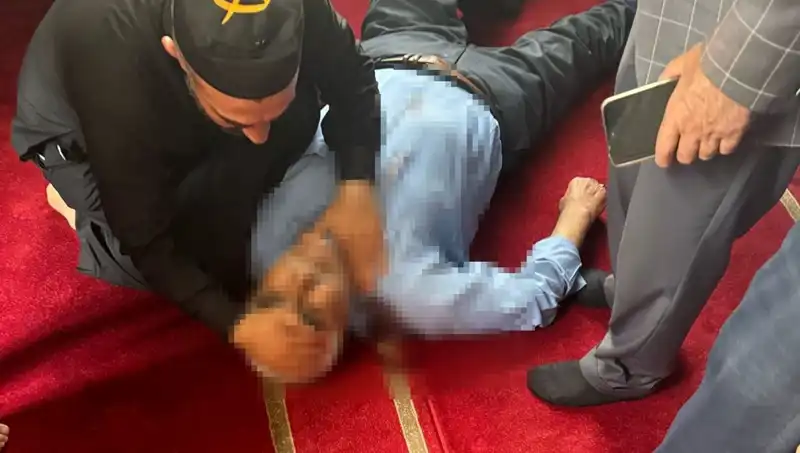 Camide Namaz Kılan Adam Bıçaklandı: Olayın Ayrıntıları Neler?
