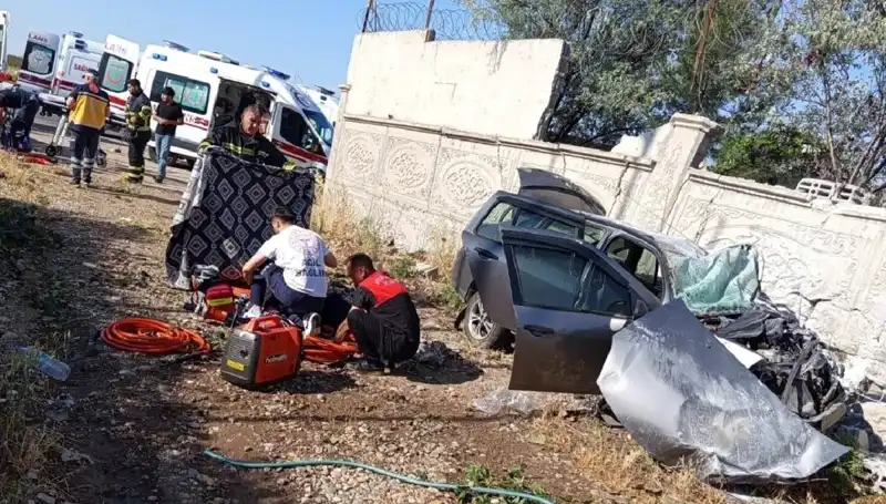 Lastiği Patlayan Araç İstinat Duvarına Çarptı: 1 Kişi Hayatını Kaybetti