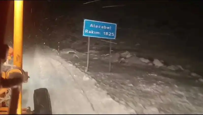 Antalya'da Beklenmedik Kış Sürprizi: Kar Beyaza Büründü!
