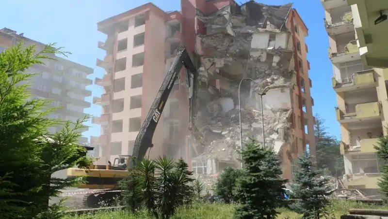 Deprem Yerine Dalgalar: İki Binanın Yıkım Süreci Başladı