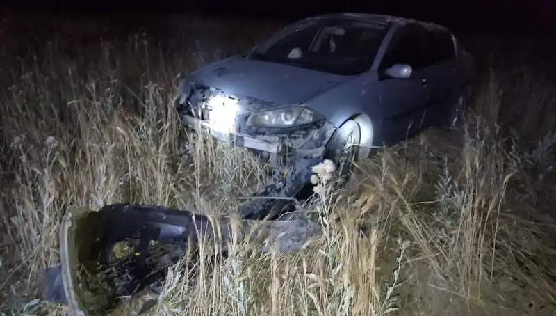 Burdur’da Otomobil Tarlaya Uçtu: İki Yaralı, Kaza Anı Şok Edici
