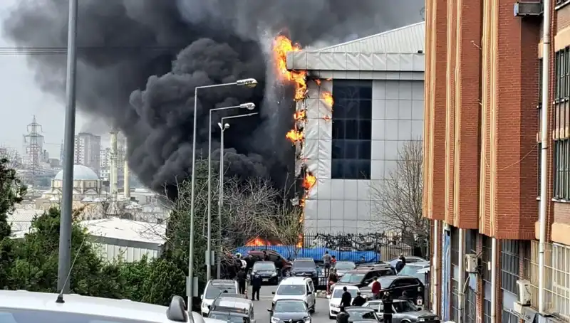 Başakşehir Sanayi Sitesi'nde Korkutan Yangın: Ekipler Müdahaleye Geçti