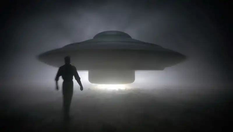UFO Uzmanından Şaşırtan Uyarı: Uzaylılar Masum İnsanları Hedef Alıyor!