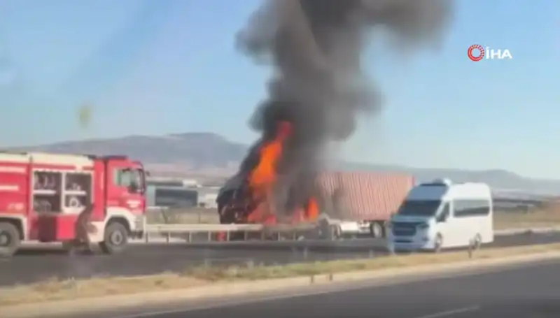 Ankara'da TIR Kazası: Alevler İçinde Kalan Araç Flaş Görüntülerle Gündeme Geldi