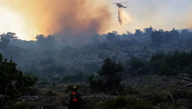 Eğriboz Adası’nda Yangın Alarmı: İki Köy Acil Tahliye Edildi