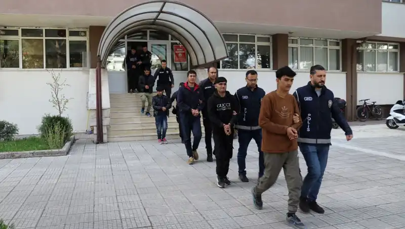 Türkiye'nin İki İlinde 21 Düzensiz Göçmen Yakalandı: Son Gelişmeler