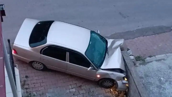 Kontrolü Kaybeden Araba Duvara Çarptı: Korkutan Kaza Detayları