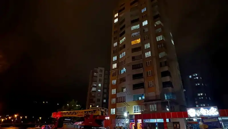 Apartmanın Çatısına Yıldırım Düştü: Şok Edici Olayı Görün!