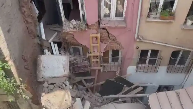 İstanbul'da Üç Katlı Binanın Balkonu Neden Çöktü? Olayın Ayrıntıları
