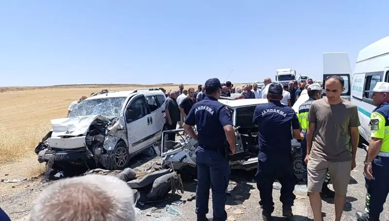 Hafif Ticari Araç ile Otomobil Çarpıştı: 4 Can Kaybı, 1 Yaralı