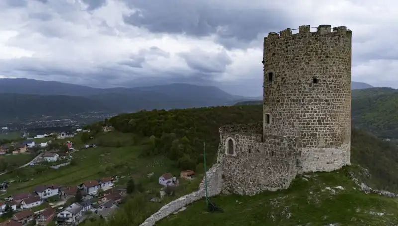 Sokolac Kalesi: Bosna Hersek’in Tarihi Mirasına Direniyor!