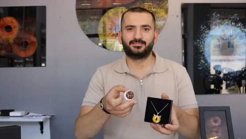 İris Fotoğraflarını Takı ve Tabloya Dönüştüren Sanatçı: Hayalini Gerçekleştiren İlk Kişi!