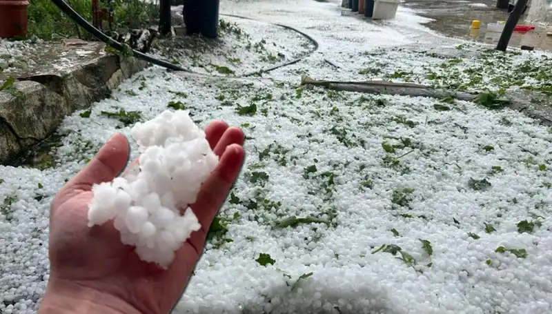 Haziran’da Dolu Sürprizi: Şehir Beyaz Bir Halıya Dönüştü