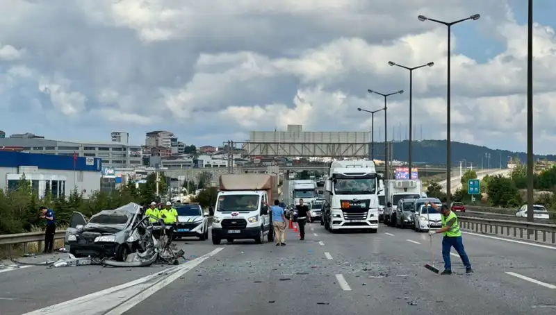 Otoyolda Feci Kaza: Üç Kişi Araçta Sıkışıp Kaldı!