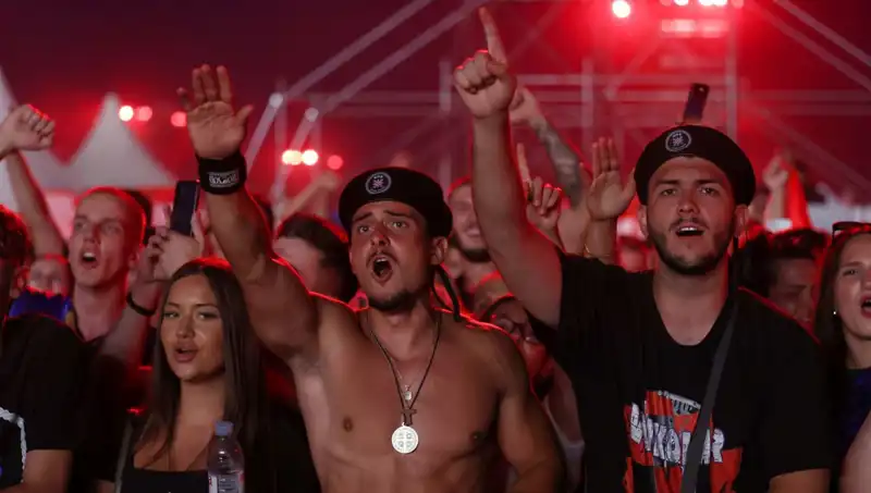 Thompson Konserinde Nazi Selamı Skandalı: Müzik Dünyasında Tartışmalar Kopuyor