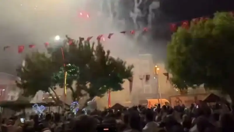 Havai Fişek Gösterisi Sırasında Beklenmedik Kazalar yaşı! Hastanelik Olanlar Var!