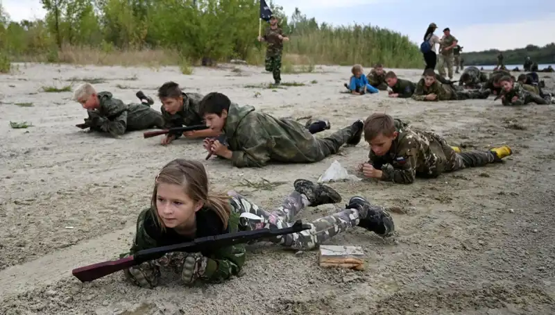 8 Yaşındaki Çocuklar Rusya’da Savaşçı Olma Yolunda Eğitim Alıyor