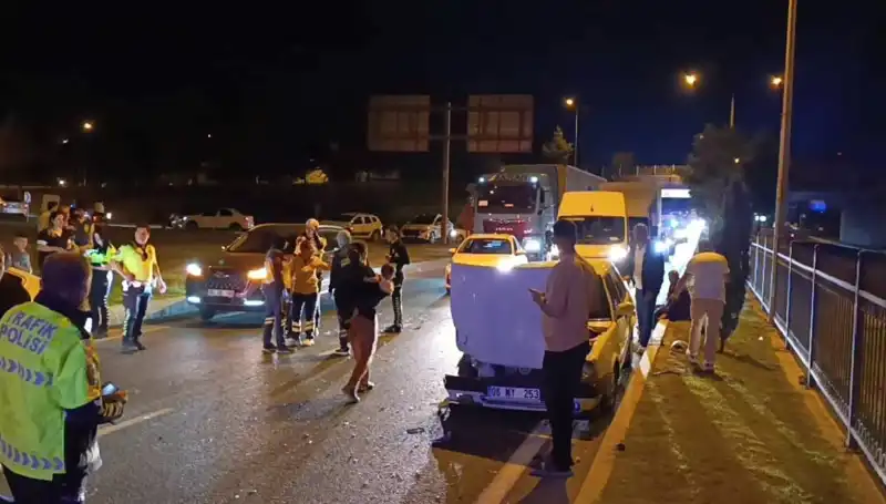 Otoyolda Geri Dönüş Kazası: İki Çocukla Dört Kişi Yaralandı