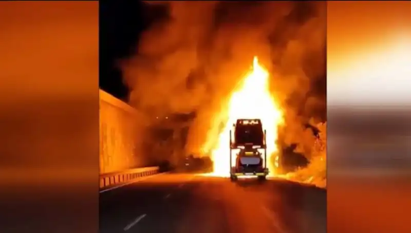 Otomobil Yüklü Tırda Korkutan Yangın: 8 Araç Küle Döndü