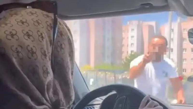 Trafikte Dehşet Anları: Camı Yumruklayan Sürücü Panik Yarattı