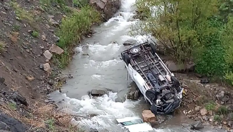 Hakkari'de Minibüs Devrildi: Acı Kaza İki Can Aldı, Üç Kişi Yaralandı