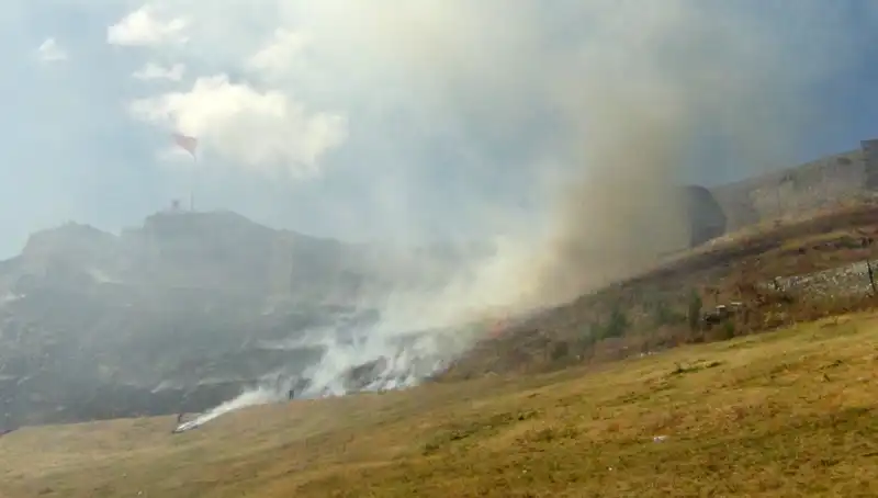 Kars Kalesi'nde Şok Yaratan Anız Yangını: Yangın Kontrol Altına Alındı mı?