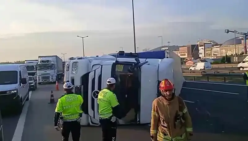 Pendik TEM Otoyolu'nda TIR Devrildi: İstanbul Yönünde Trafik Karmaşası
