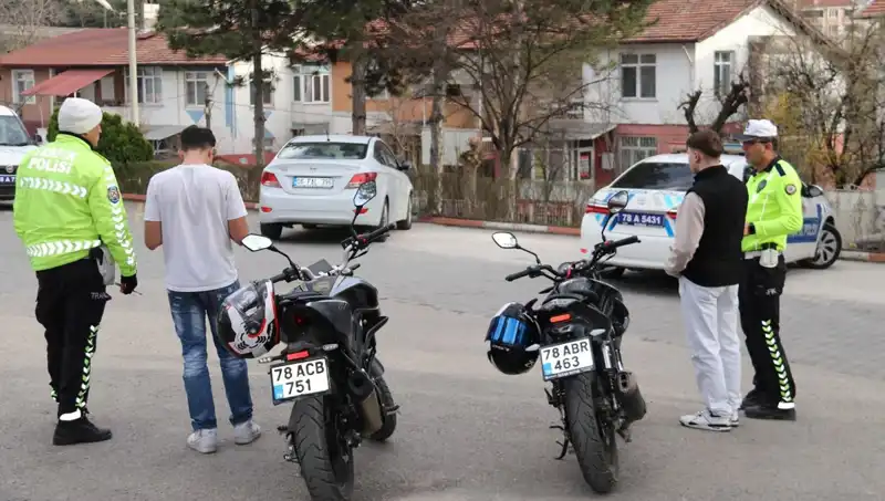 Trafikte Akrobasi Şovuna Dev Cezalar Geliyor: 11 Bin Lira!