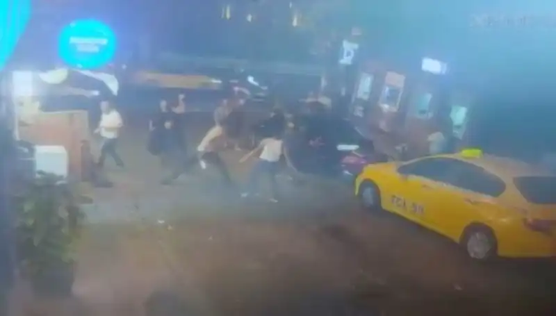 Beyoğlu'nda Korkutan Kavga: Laf Atma Sebebiyle Kan Döküldü