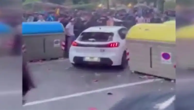 Taraftar Arasına Aracıyla Daldı: Olayda 13 Kişi Yaralandı!