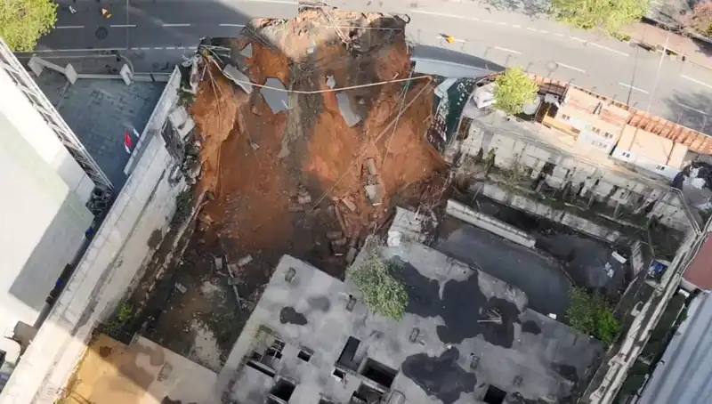 Sarıyer'de Trafik Kaosu: Yol Çöktü, Cadde Kapatıldı!