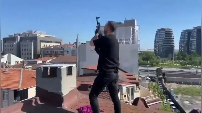 İstanbul'da Heyecan Dolu Operasyon: Çatıdan AK-47 Baca ile Çıktı!