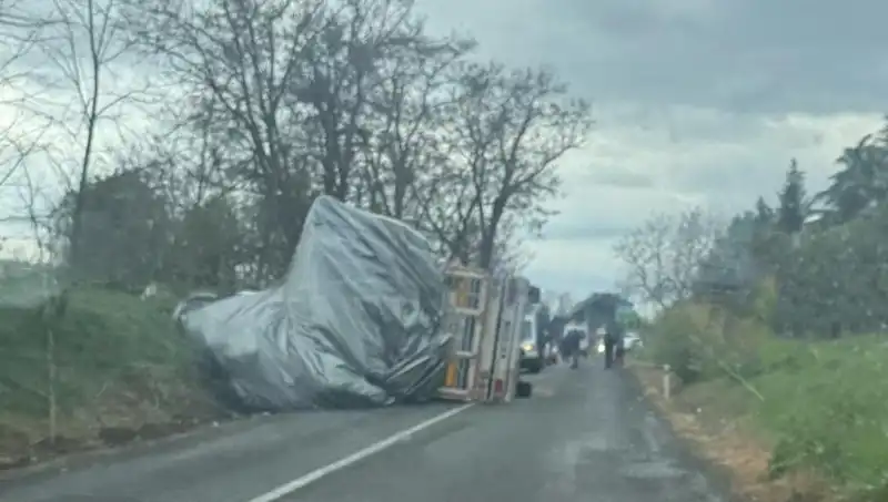 Tekirdağ'da Saman Yüklü TIR Devrildi: Sürükleyici Kazanın Ardındaki Detaylar