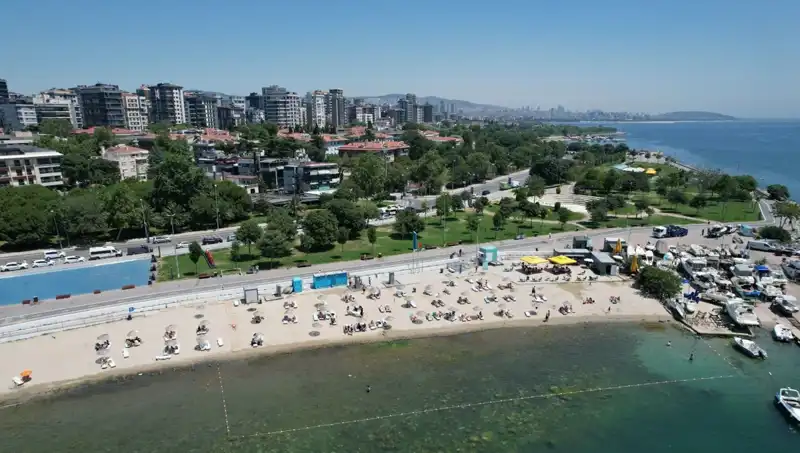 İstanbul'da Aşırı Sıcaklar Caddebostan Sahilini Doldurdu!
