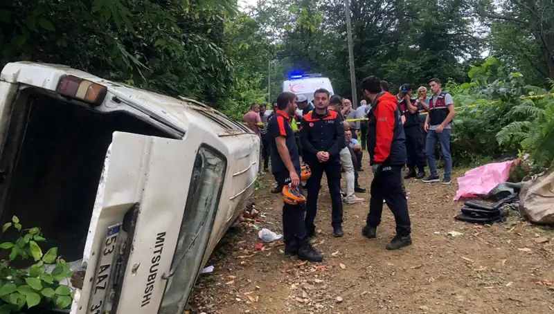Rize'de Yürek Yakan Kaza: Minibüs Yamaçtan Yuvarlandı, İki Can Hayatını Kaybetti