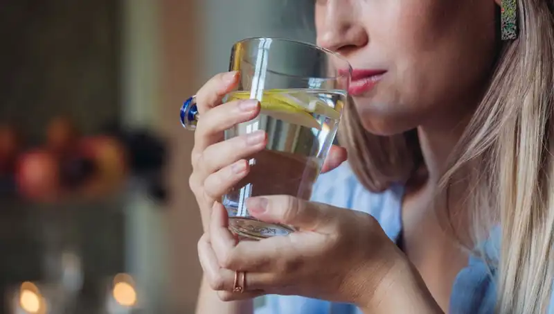 Harvardlı Uzman, Limonlu Suyun Sağlık Faydalarını Açıkladı!