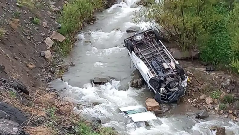 Hakkari'de Minibüs Devrildi: Derede Can Pazarı ve Acı Kaybımız