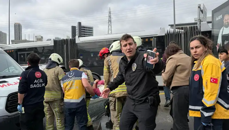 Metrobüs Kazasında Ölü ve Yaralılar: İstanbul Seferleri Durduruldu!