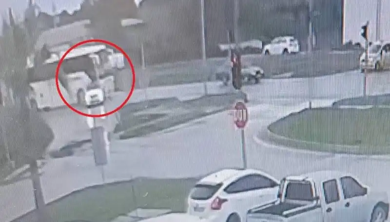 Kırmızı Işıkta Durdu, Yolcu Otobüsü Korkunç Kazaya Sebep Oldu!