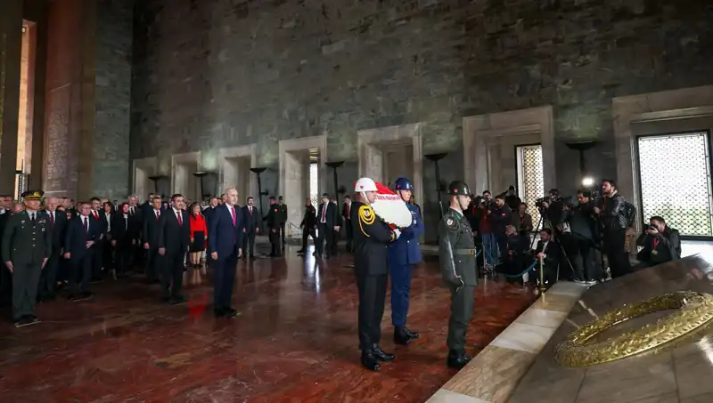 Devlet Erkanının Anıtkabir Ziyareti: Saygı Duruşu ve Anma Töreni