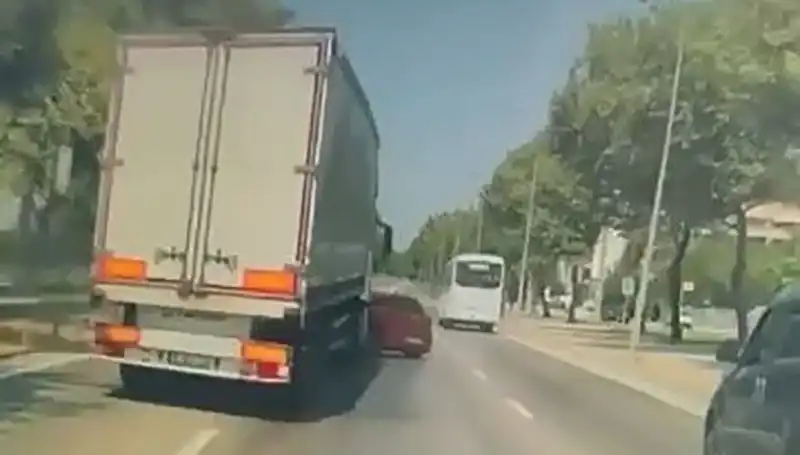 Bursa’da Kör Nokta Kazası: Trafik Güvenliğindeki Tehlikeler Ortaya Çıktı