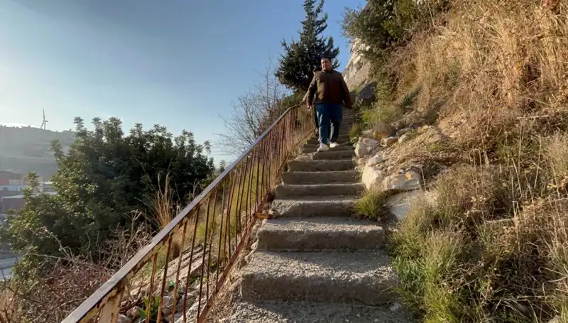 Uçurum Kenarındaki Mahalle: 107 Basamaktan Evinize Ulaşmanın Zorluğu